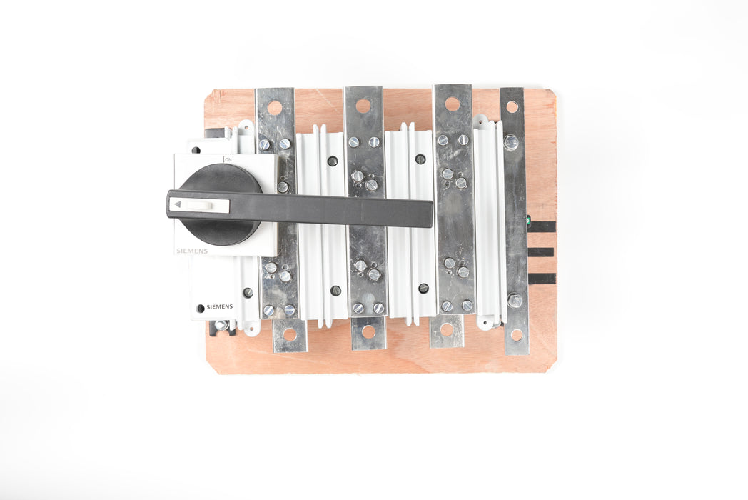 Siemens 3KA84225UE00 630A 690V AC TOP INCOMING TPN ISOLATOR SW WITH ROTARY HANDLE OPEN EXEC.